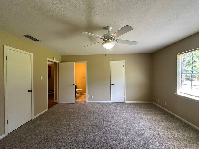 Building Photo - Charming 3 Bedroom in Flint!