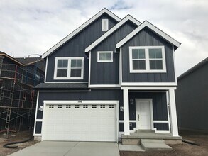 Building Photo - Spacious 4 BR Home with POOL and Clubhouse...