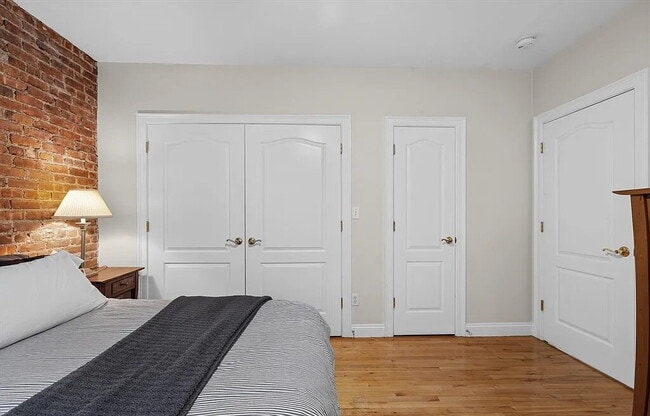 Building Photo - Bright & Spacious Unit with Natural Light