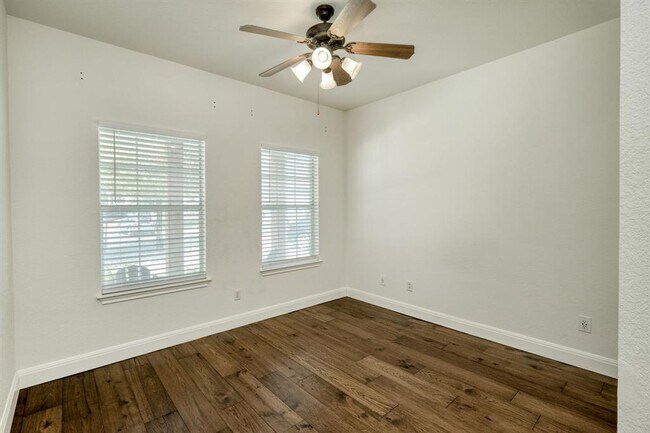 Building Photo - 811 Bedford Ct