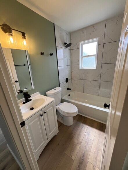 Master Bathroom - 3014 Maywood Ave