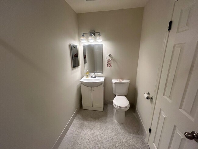 Building Photo - 5516 Lakeshore Dr