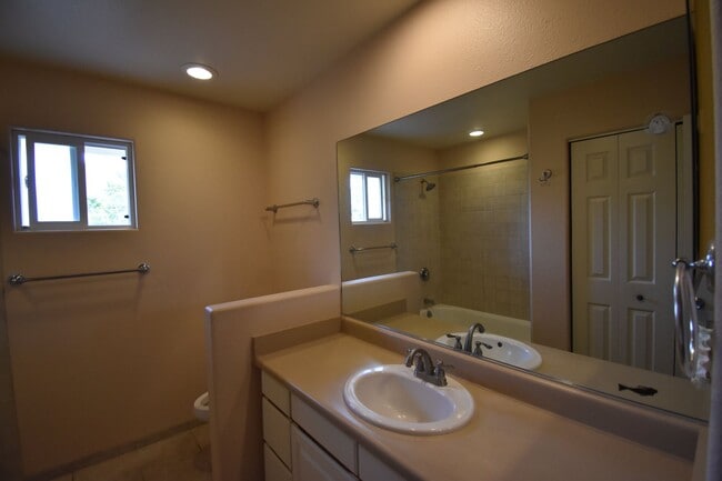 Building Photo - UNFURNISHED 3/2 PRIVATE HOME WITH OCEAN VIEW! AVAILABLE NOW!