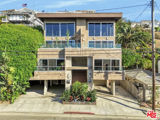 Building Photo - 364 Pershing Dr