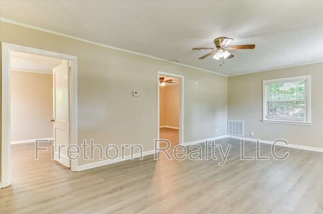 Building Photo - 924 Royalette Ave