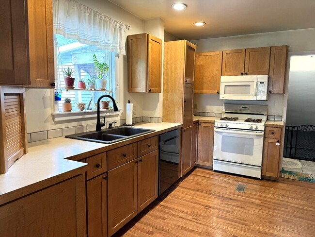 Building Photo - 144 Waukazoo Dr