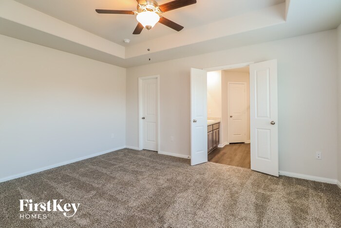 Building Photo - 14725 Country Club Dr