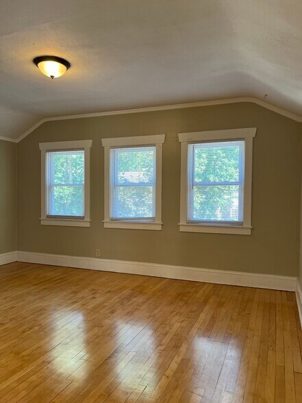 Building Photo - 3033 S Clement Ave