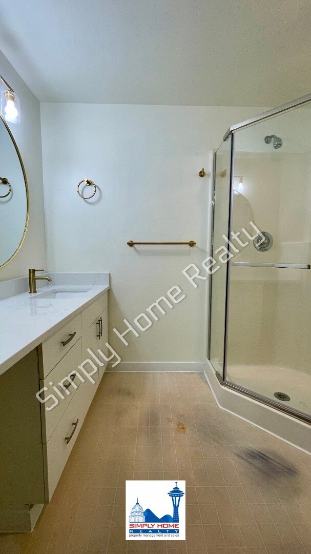 Building Photo - MOVE-IN READY LUXURY RENTAL - Beautifully Renovated 3 Bedroom, 2 Bathroom Duplex in Quiet Cul-de-...