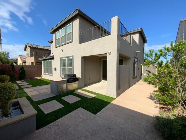 Building Photo - 5 Bedroom Luxury Home Available Near Louis...