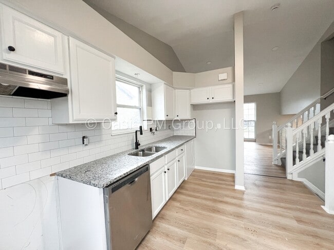 Building Photo - 709 Academy Dr