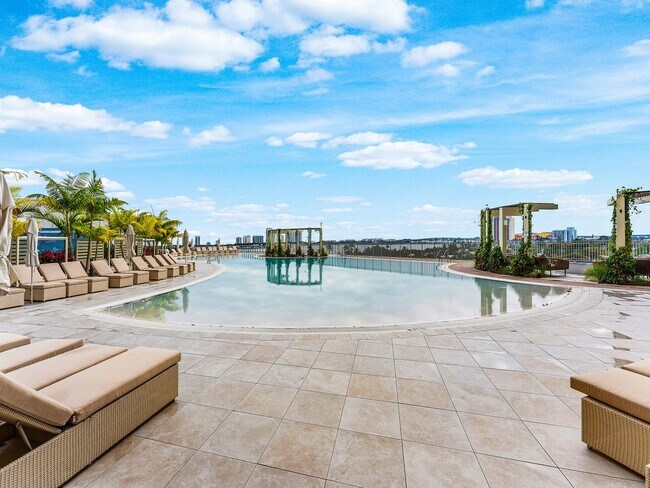 Building Photo - 220 Lake Shore Dr