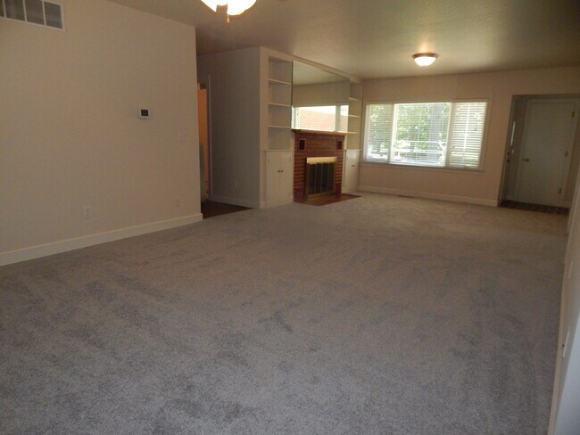 Building Photo - 2010 S Race St