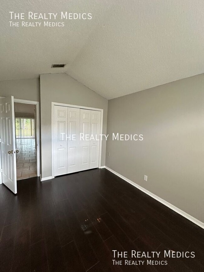 Building Photo - 1004 N Magee Creek Ct