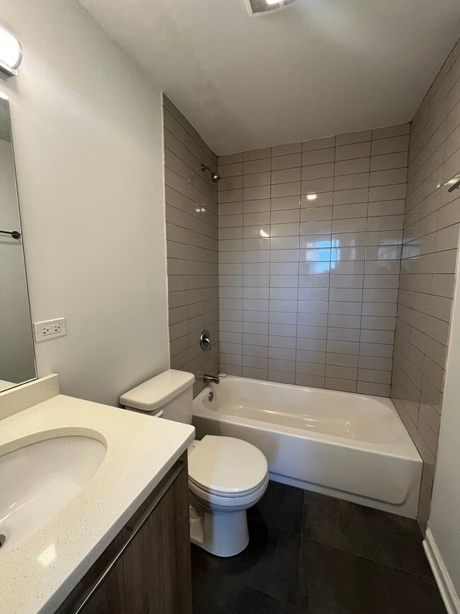 Building Photo - Loft-style condo-quality 3 Bed/2 ba IN UNIT LAUNDRY