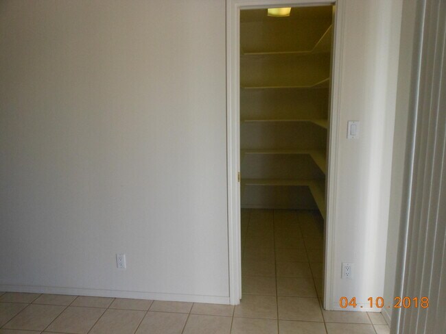 Building Photo - 14 Lola Ct