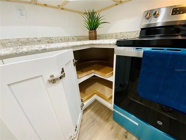 Building Photo - 305 Wellington Ct