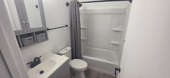 Building Photo - 1705 Oakshire Ln