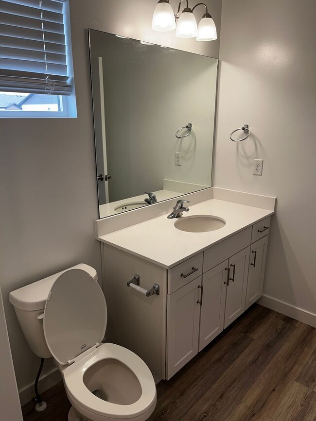 Building Photo - Beautiful Row End Townhouse