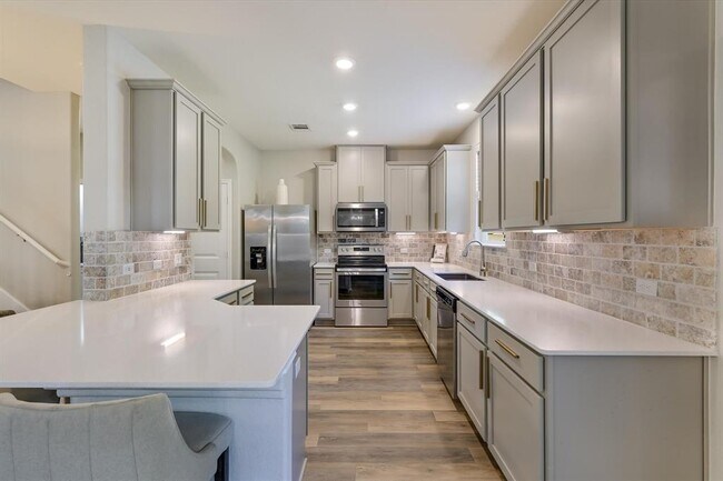 Building Photo - 9012 Golden Leaf Dr