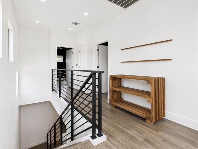 Building Photo - 4402 Mt Vernon Dr