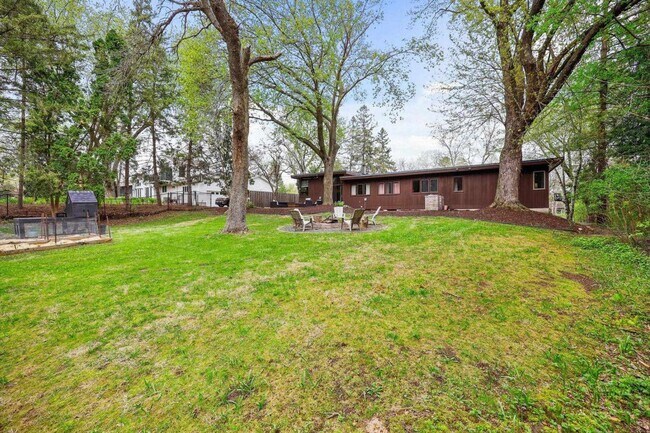 Building Photo - Mid-Century Home