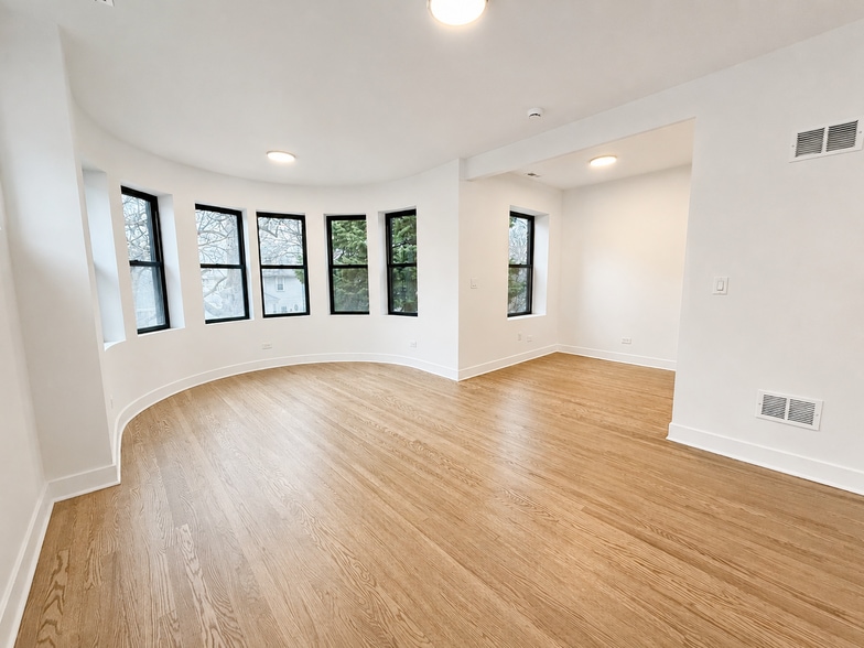 Building Photo - 3807 N Lawndale Ave
