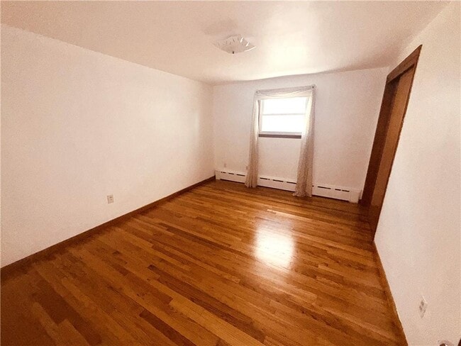 Building Photo - 25 1/2 Thurston Ave