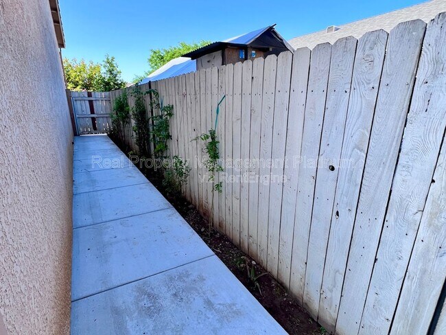 Building Photo - 5460 W Ashcroft Ave