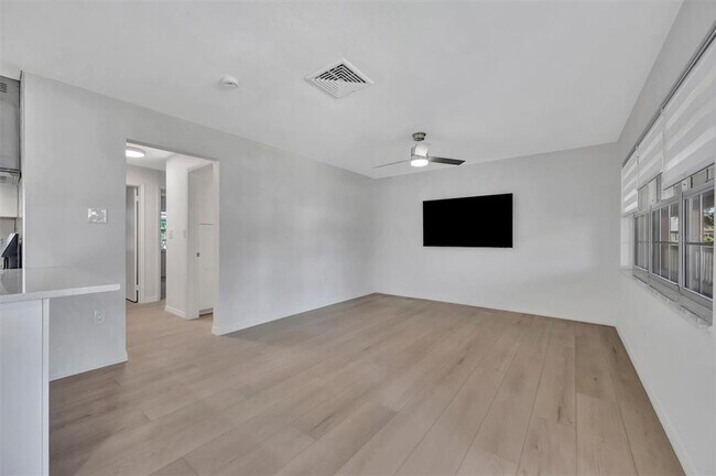 Building Photo - 650 Pinellas Point Dr S