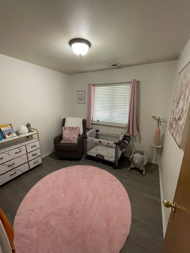 Building Photo - Southeast Boise Rental with Vaulted Ceilin...