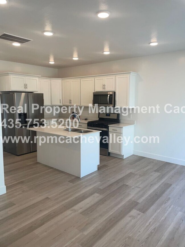 Building Photo - 566 N 245 E