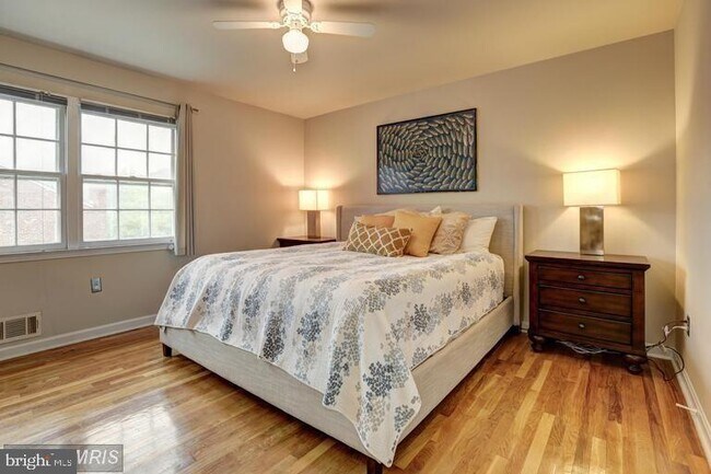 Building Photo - 3898 University Dr