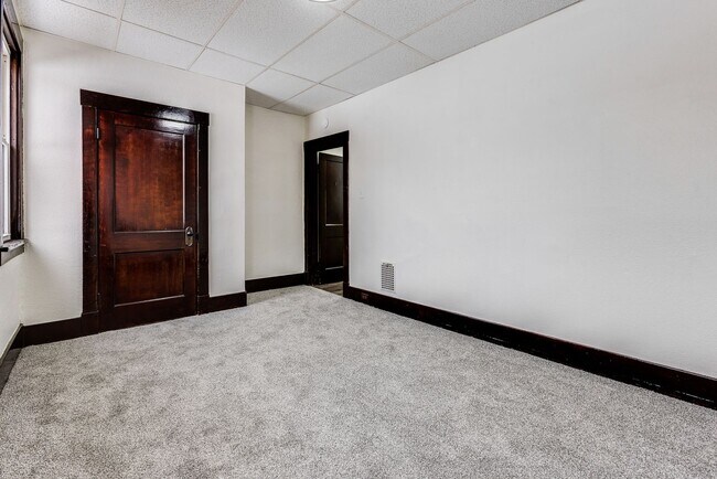 Building Photo - 609 E Warrington Ave