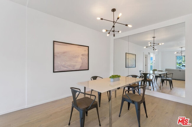 Building Photo - 838 N Doheny Dr