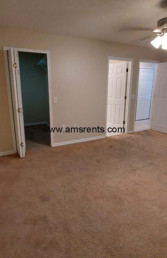 Building Photo - Spacious 3 Bedroom 2 Bath