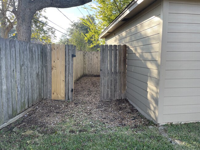 Building Photo - 9015 Eldora Dr