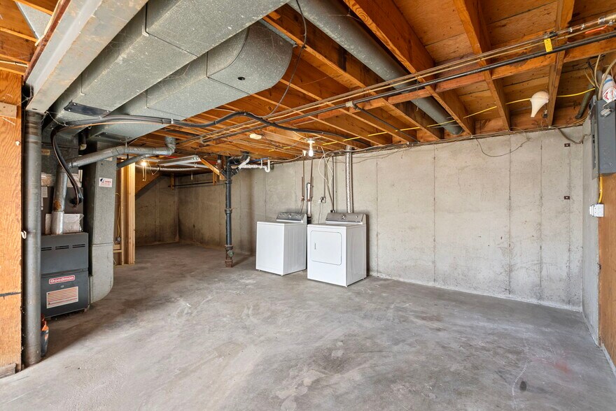 Building Photo - 906 E 84th St