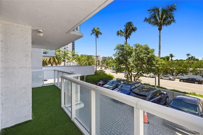 Building Photo - 2457 Collins Ave