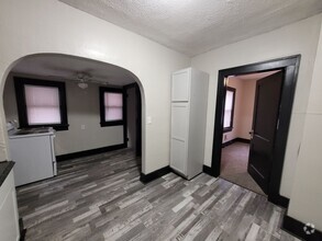 Building Photo - $795 - 2 bed 1 bath - Single Family Home i...