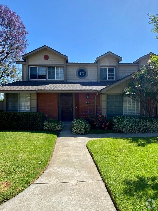 Building Photo - East Ventura - Three bedroom Townhome in R...