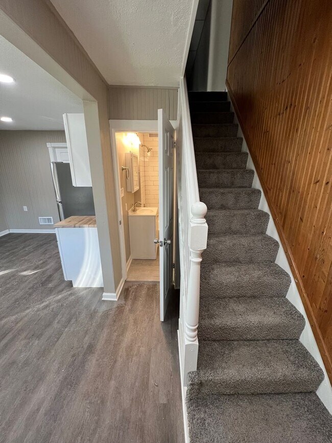 Building Photo - Newly Renovated 3 Bedroom, 1 Bathroom in Spring Hill- Central Air and Brand New Kitchen!!
