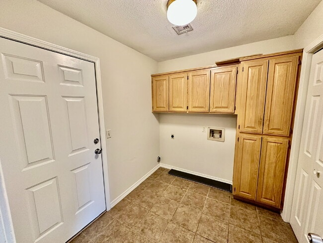 Building Photo - 2311 W Willow St