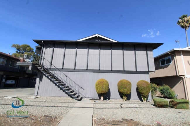 Primary Photo - $2695 Remodeled 2 Bed/1 Bath Upstairs Unit