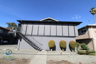 Building Photo - $2695 Remodeled 2 Bed/1 Bath Upstairs Unit