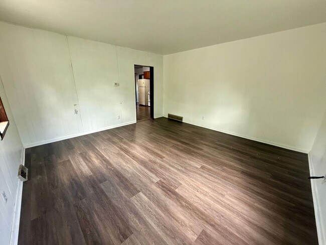 Building Photo - 3 Bed 1 Bath Single Family Home in Wausau - End Of Year Special: HALF OFF DEPOSIT!