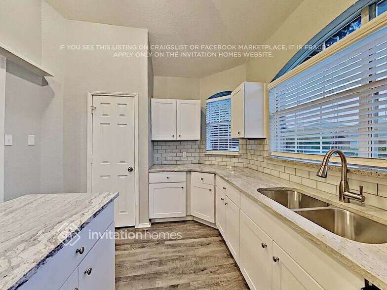 Building Photo - 2401 Baretta Dr