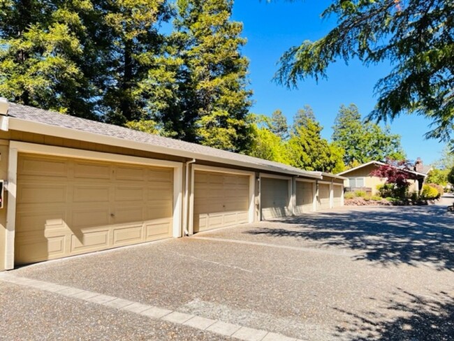 Building Photo - Move-in Ready 2BD/2.5BA Townhome in Westsi...