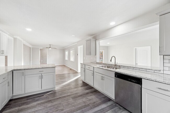 Building Photo - Gorgeous 5 bedroom, 2.5 bath House on a .8...