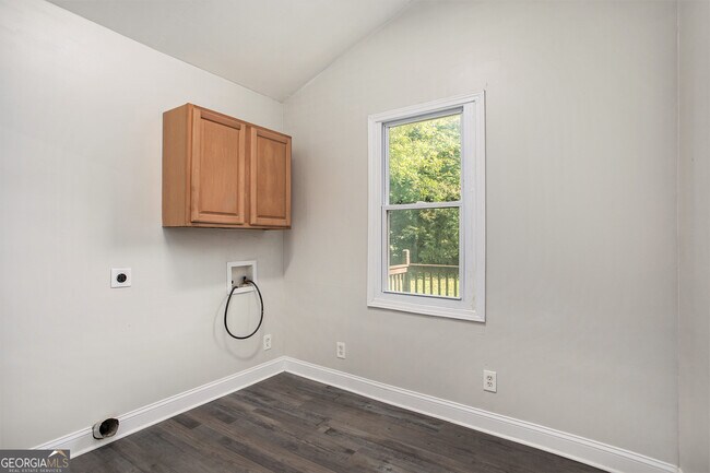 Building Photo - 3718 Daisy Dr